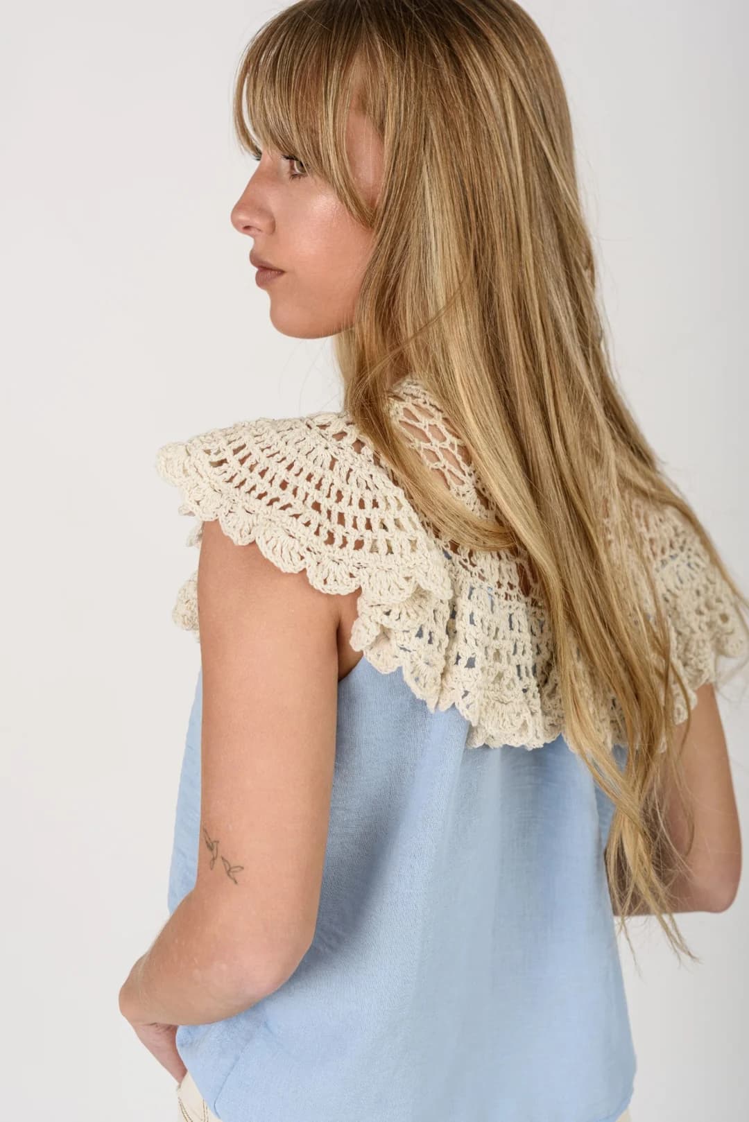 Blusa Magnolia — Camisas y blusas Celeste · BONA