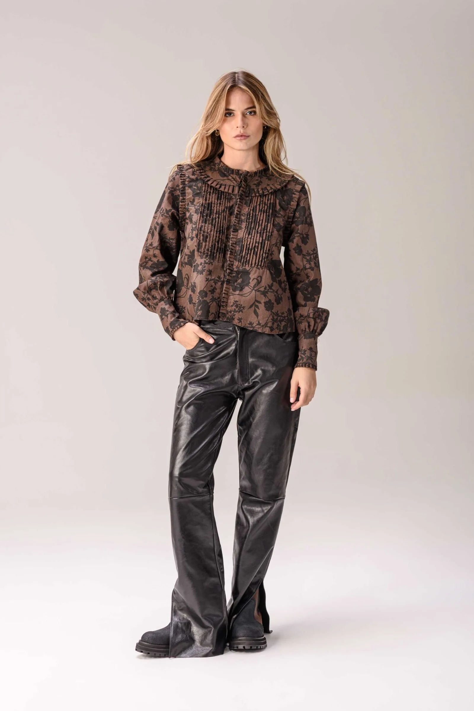 Camisa Eugenia — Camisas y blusas de cuero Marrón · BONA