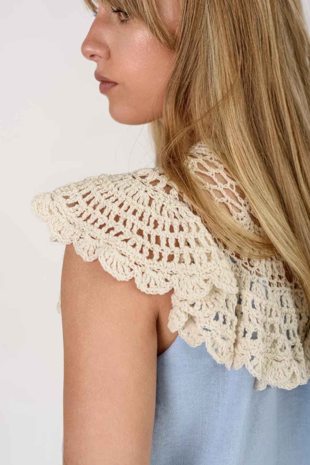 Blusa Magnolia — Camisas y blusas Celeste · BONA