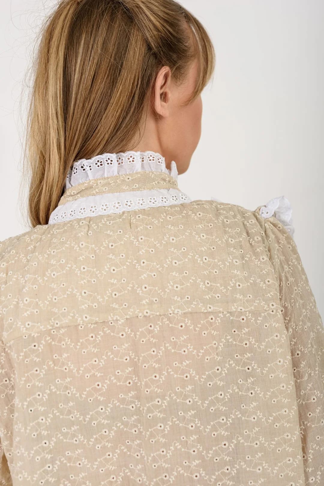 Camisa Juliette — Camisas y blusas Beige · BONA