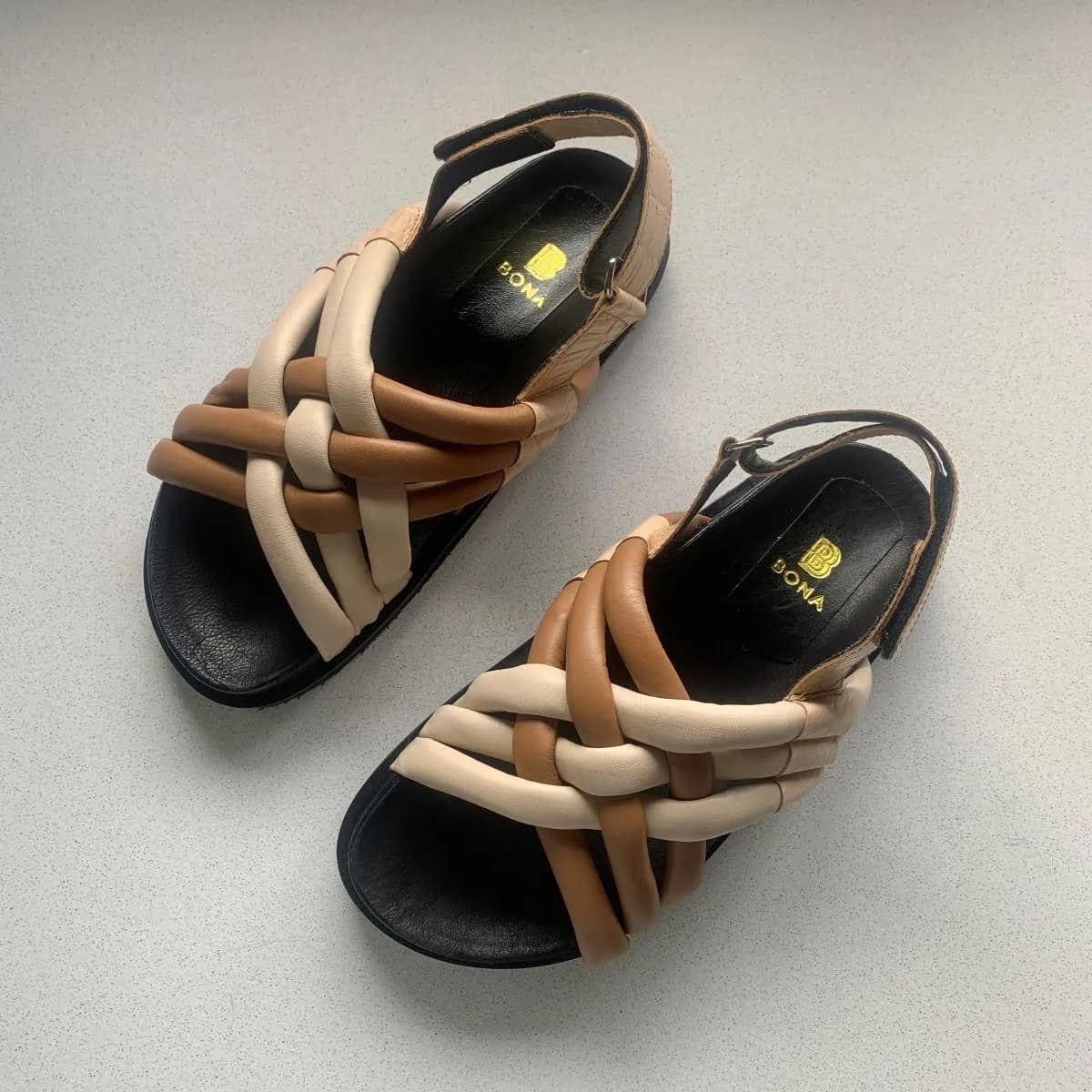 Sandalias Caliza — Sandalias Negro · BONA