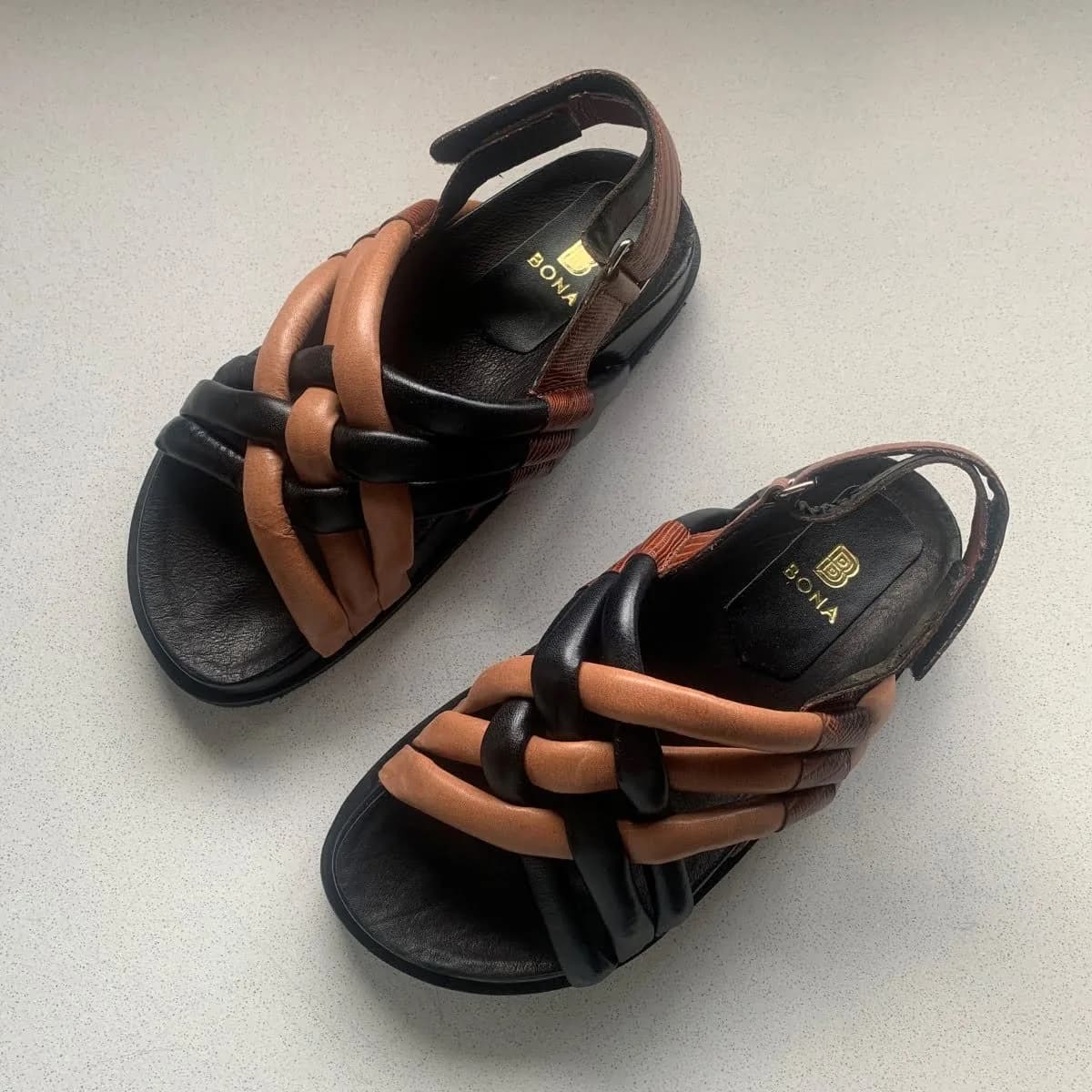 Sandalias Caliza — Sandalias Negro · BONA