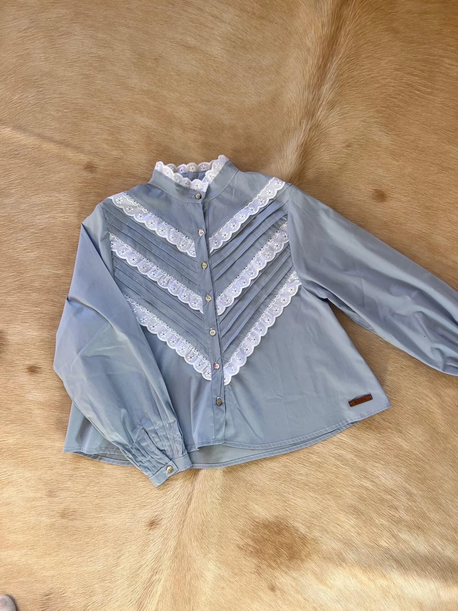 Camisa Lucía — Camisas y blusas Celeste · BONA