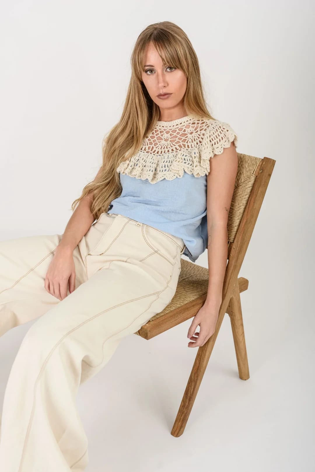 Blusa Magnolia — Camisas y blusas Celeste · BONA