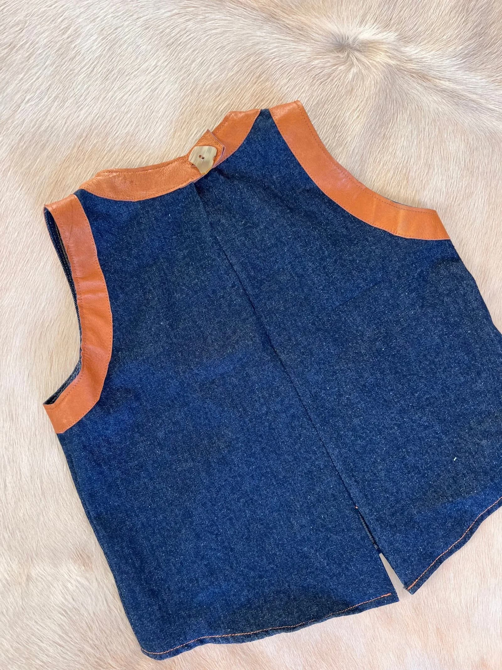 Sage - Denim & Leather Vest — Camisas y blusas Camel · BONA